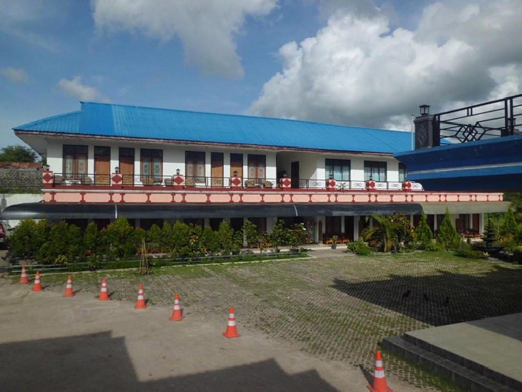 Hotel Sinar Tambolaka Waingapu Ngoại thất bức ảnh