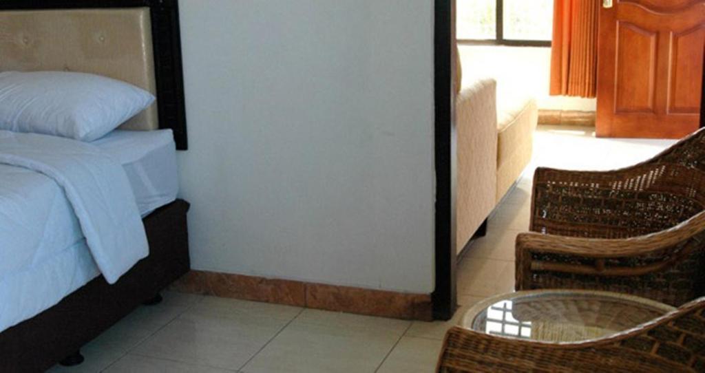 Hotel Sinar Tambolaka Waingapu Ngoại thất bức ảnh
